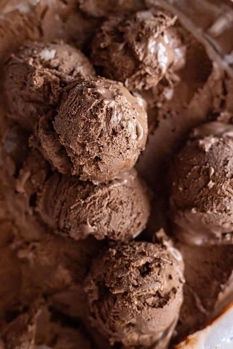 Rich and decadent, No-Churn Dark Chocolate Ice Cream is the perfect treat! It's made with simple ingredients, no eggs, and no machine! Easy Dinner Desserts, Fancy Ice Cream, Dark Chocolate Ice Cream, Ice Cream Wallpaper, Churn Ice Cream, Frozen Yogurt Recipes, Cocoa Brownies, Leftover Candy, Ice Cream Chocolate