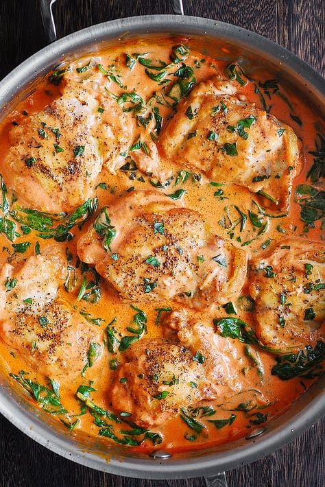 Skillet Chicken Thighs, Pumpkin Pancakes Easy, Chicken Thights Recipes, Easy Skillet Chicken, Spinach Sauce, Resep Pasta, Chard Recipes, Side Dishes For Chicken, Chicken Thigh Recipes Crockpot