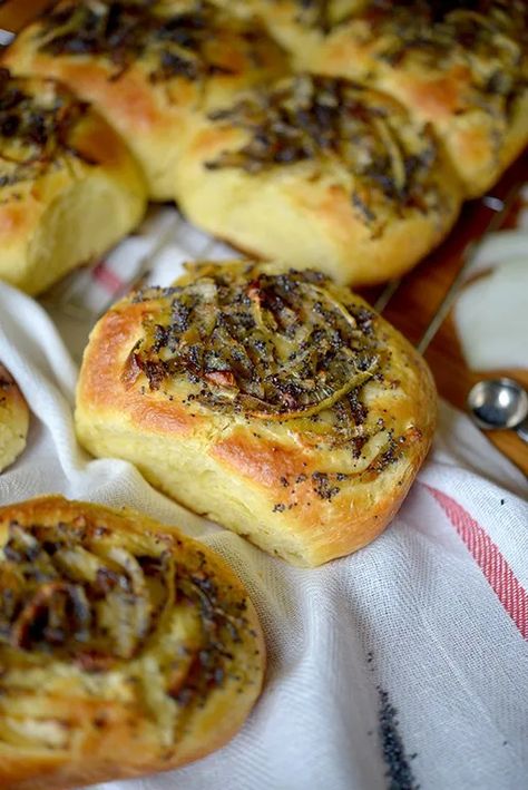 Polish Onion Rolls {Cebulaki; Cebularze} - Polish Your Kitchen Polish Onion Rolls, Just A Pinch Recipes Main Courses, Polish Vegetable Recipes, Polish Appetizers, Soft Yeast Rolls, Bialy Recipe, Polish Food Traditional, Baking Savory, Cooked Onions