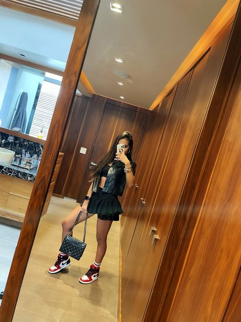 J1 Low Outfit Women, Outfits Con Jordan Retro 1, J1 Low Outfit, Red Jordans Outfit For Women, Red Jordan 1 Outfit, Nike Air Jordan 1 Outfit, Jordan Outfits Womens, Red Black Outfit, Red And Black Snake