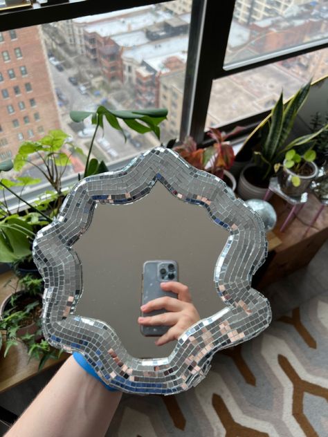 Discoball Mirror Diy, Mini Mirror Wall Decor, Blob Mirror, Mirror Tutorial, Disco Mirror, Disco Decorations, Funky Monkey, Mirror Crafts, Cute Bedroom Decor