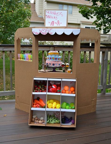 MAKE A CARDBOARD MARKET STAND Diy Karton, Diy Cardboard Toys, Cardboard Play, Cardboard Playhouse, Cardboard Box Crafts, Cardboard Toys, Diy Bricolage, Diy Cardboard, Diy Life Hacks