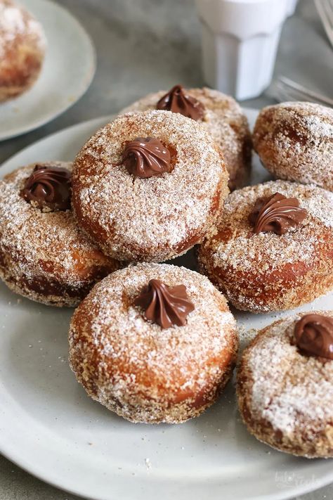 Bomboloni mit Nuss-Nougat Füllung | Bake to the roots Leftover Dough, Hazelnut Chocolate, Filled Donuts, Chocolate Spread, Fried Dough, Vanilla Custard, Chocolate Filling, Chocolate Hazelnut, The Roots