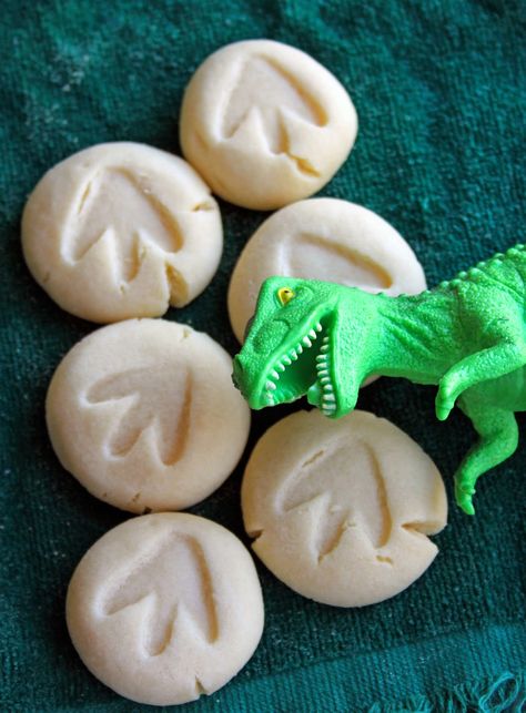 Dino Food, Dino Footprint, Dino Theme, Cookie Birthday Party, Dino Cake, Dinosaur Birthday Cakes, Dinosaur Footprint, Dinosaur Cookies, Big Cookie