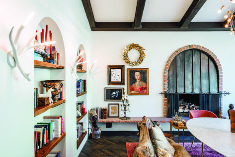 For a classic Spanish vibe in the living room, Dorothy Day Lee and Susannah Holmberg replaced the white shag carpet with dark herringbone wood flooring. They left the walls white, stained the wood beams, and kept the pre-existing arched bookshelves intact. Photo by Kerri Fukui. Dark Wood Floors Living Room, Stained Wood Beams, Biophilic Interior, Utah Style, Spanish Home Decor, Spanish Modern, Spanish Decor, Spanish Style Home, Decorating Home