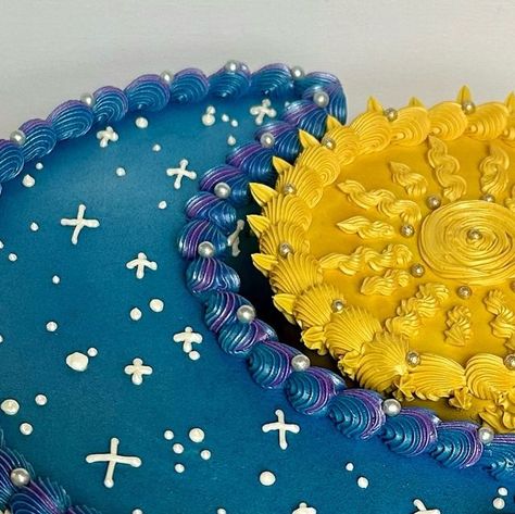 Josué “The Cake Guy” Luciano on Instagram: "Night & Day Cake 🌑☀️ Got the idea from @aprilsbakerlondon #moon #sun #cake #nightandday #cakedecorating #night #day" Moon Phase Cake, Moon Birthday Cake, Half Sun Half Moon, Sun Cake, Moon Birthday, Half Sun, Night Day, Moon Sun, Moon Cake