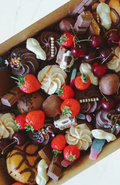 Desert Box Ideas, Sweet Graze Box Ideas, Sweet Grazing Platter, Sweet Grazing Box Ideas, Small Grazing Box Ideas, Dessert Graze Box Ideas, Grazing Box Ideas, Individual Grazing Boxes Wedding, Sweet And Savoury Grazing Table