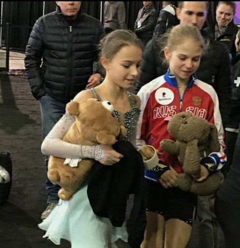 Team Tutberidze, Ice Skating Pictures, Skating Pictures, Modern Pattern Design, Sasha Trusova, Skating Aesthetic, Russian Figure Skater, Anna Shcherbakova, Alexandra Trusova