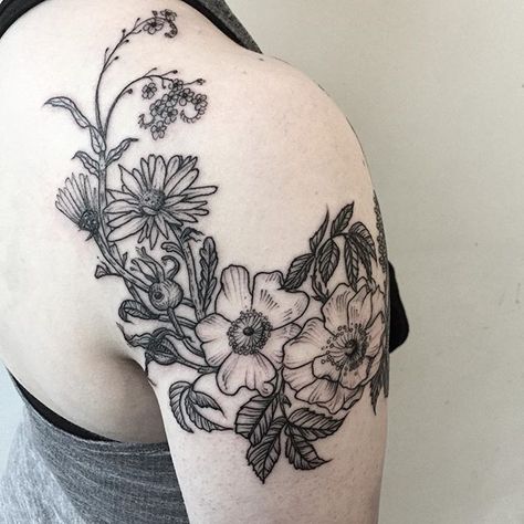 Rebecca Dewinter Cap Tattoo, Tattoos Nature, Shoulder Cap Tattoo, Nouveau Tattoo, Fern Tattoo, Rose Shoulder Tattoo, Insect Tattoo, Shoulder Arm Tattoos, Tattoo People