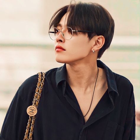 Kim Hongjoong Black Hair, Hongjoong With Glasses, Hongjoong Brown Hair, Hongjoong Black Hair, Hongjoong Glasses, Ateez Glasses, Hongjoong Smile, Captain Hongjoong, Cheetah Print Hair