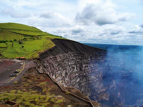 VOLCAN MASAYA  Uno de los grandes atractivos de Nicaragua, el V. Masaya conocido popularmente como una de las puertas al infierno, descubre la grandiosa vista que ofrece este coloso. Horseshoe Bend, Nicaragua, Natural Landmarks, Travel, Nature