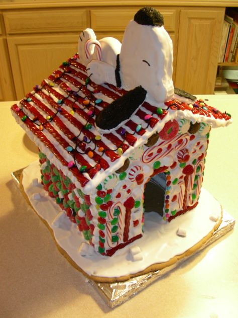 Charlie Brown Gingerbread House, Snoopy Gingerbread House, Snoopys Doghouse Christmas, Gingerbread House Disney Theme, How To Make Snoopy Dog House, Snoopy Dog House Gingerbread, Snoopy Christmas Dog House, Snoopy Dog House, Gingerbread House Designs