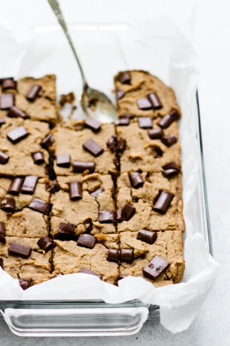 White Bean Blondies, White Bean Cookies, Bean Blondies, Vegan Blondies, Healthy Munchies, Bean Snacks, Clean Dessert, Vegan Dark Chocolate, White Bean