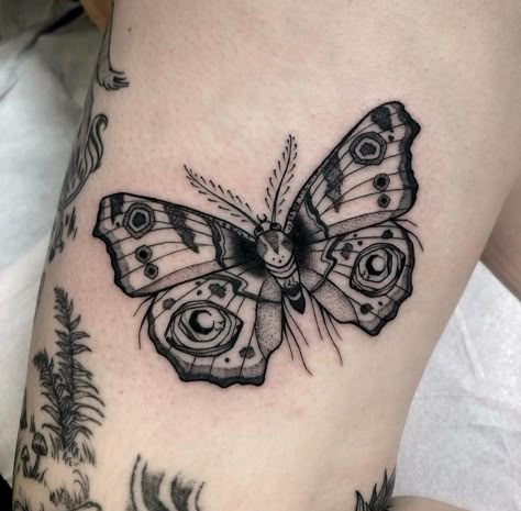 Tatuaje Studio Ghibli, Moth Tattoo Design, Bug Tattoo, Moth Tattoo, Dragonfly Tattoo, Waves Tattoo, Black Ink Tattoos, Skin Art, Mini Tattoos