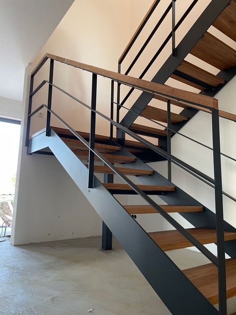 Industrial Staircase Design, Staircase Metal, Industrial Staircase, درج السلم, Industrial Stairs, Interior Stair Railing, Staircase Design Modern, Staircase Railing Design, Handrail Design