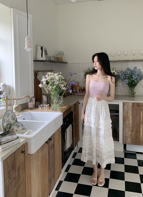 Cute Asian Style, Floral Skirt Outfits, Western Girl Outfits, Spring Skirt, Clothes Korean Style, Elegant Dresses Classy, Korean Fashion Dress, Style Spring, Korea Fashion