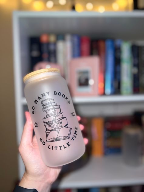 Cricut Gifts For Book Lovers, Cricut Book Projects, Backyard Library, Book Cups, Plastic Cups Design, Bookish Accessories, Decorated Cups, Cricut Gifts, Beer Glass Cups