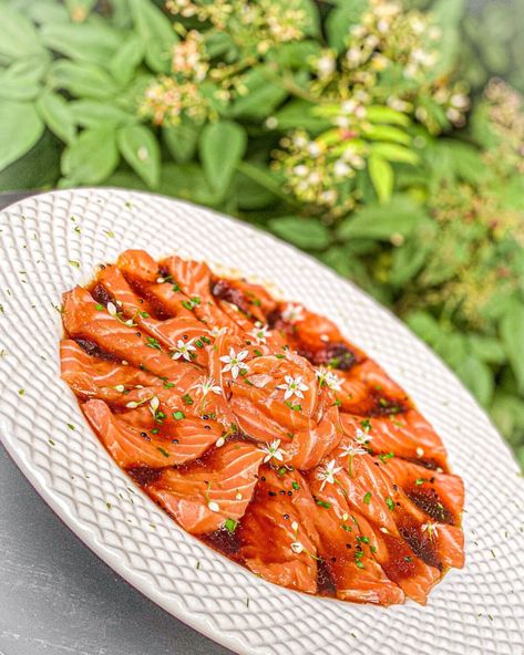 SALMON SASHIMI WITH PONZU YUZU SOY & GARLIC CHIVE FLOWERS Yuzu Salmon, Salmon Sashimi Aesthetic, Ponzu Salmon, Salmon Sashimi Recipe, Sashimi Bowl, Sashimi Recipe, Sashimi Platter, Starter Dishes, Salmon Sashimi