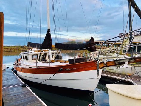 1981 Hans Christian 39 Pilothouse Sail Boat For Sale - www.yachtworld.com Pilothouse Boat, Sailing Yachts For Sale, Sailboat Living, Sailboats For Sale, Dream Boat, Electric Winch, Beyond The Sea, Boat For Sale, Sailing Boats