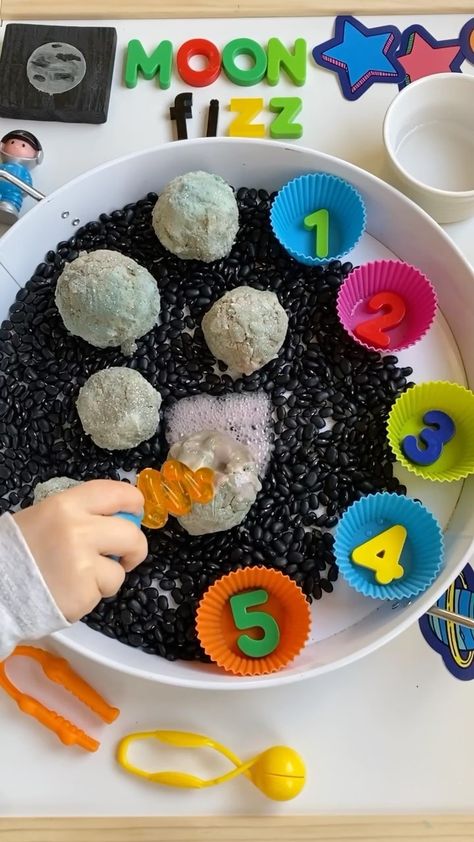 celenakinsey on Instagram: Fizzy Moon Rocks 🪨 : This is the perfect science activity for toddlers and preschoolers and can be modified in so many different ways for… Science Activity For Toddlers, Rock Cookies, Snack For Toddlers, Science Activities For Toddlers, Fizzy Moon, Preschool Science Activities, Moon Rocks, Activity For Toddlers, Science Activity