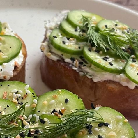 Cheryl Wakneen | food & lifestyle on Instagram: "Move over avocado toast we are toasting up some CUCUMBER & CREAM CHEESE TOAST with everything but the bagel seasoning! Now I absolutely love an avocado moment but sometimes we just need something a bit different. My new addiction & the perfect breakfast paired with eggs or by itself as an easy & tasty mid morning or afternoon snack 😋 Toast up your fave bread on a skillet with olive oil, I used a sourdough loaf. Combine in a bowl room temp 1/3 cup cream cheese I love @good_culture with some minced dill & shallot, lemon zest, 1-2 tbsp lemon squeezed & 1 tsp everything but the bagel seasoning. Spread on your toast & layer with thinly sliced Persian cucumbers, drizzle of olive oil, flaky sea salt, everything but the bagel seasoning & dill sprig Cucumber Cream Cheese, Cream Cheese Toast, Everything But The Bagel Seasoning, Everything But The Bagel, Sourdough Loaf, Bagel Seasoning, Cucumber Sandwiches, Persian Cucumber, Cheese Toast