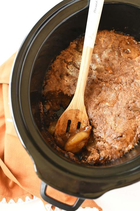 Apple Spice Dump Cake Crock Pot, Crock Pot Caramel Apple Dump Cake, Crockpot Apple Crisp Easy Cake Mixes, Apple Dump Cake In Crockpot, Spice Cake Dump Cake Recipes, Apple Cobbler Crock Pot, Crockpot Dump Cake, Crockpot Cakes, Dump Cake Crockpot