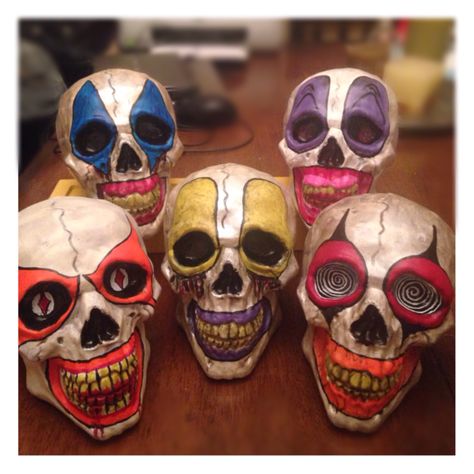 I painted skulls like clowns for a circus/freakshow Halloween party...so fun! Diy Halloween Animatronics, Circus Freakshow, Puppet Clown, Circus Horror, Skeleton Clown, Clowns Halloween, Clowns Halloween Decorations, Clown Ideas, Skull Clown