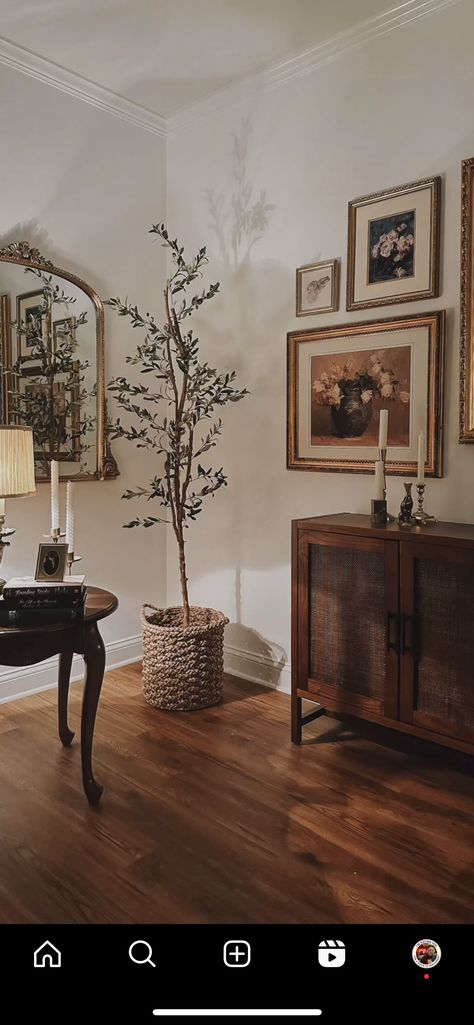 Nate Berkus Furniture, Vintage European Home Aesthetic, Earthy Antique Home, Brown Entry Table Decor, European Style Home Decor, Old Money Aesthetic Interior Design, Modern European Home Decor, Modern Vintage Home Aesthetic, Traditional Organic Home Decor