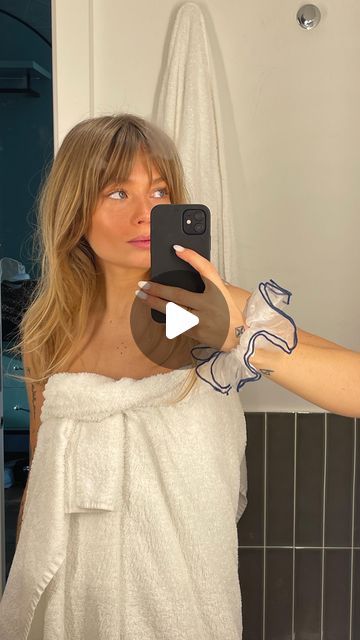 lou on Instagram: "after loaaads of requests here is how i style my hair unprofessionally 🥹💌" Bardot Bangs Straight Hair, Long Blonde With Bangs, How To Style Straight Across Bangs, How To Style Shag Bangs, Bangs Out Of Face Hairstyles, Cowlick Bangs, Bangs With Ponytail, Cowlick Hairstyles, Karlie Kloss Hair