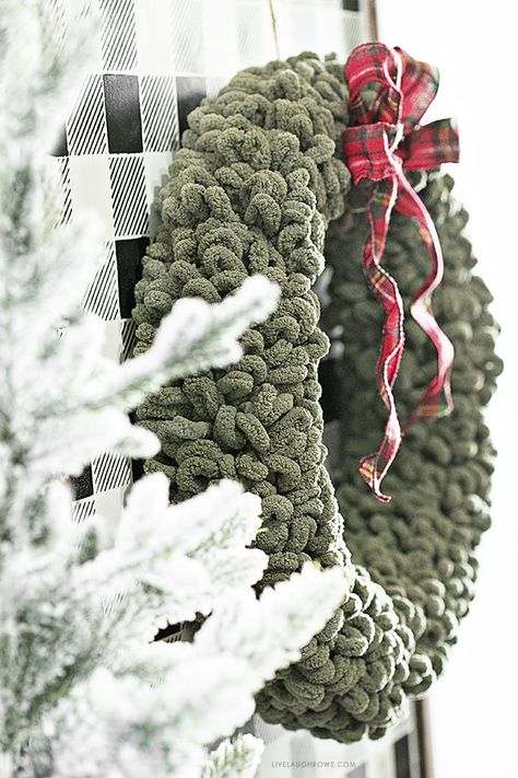 Crochet Christmas Tree Wreath, Xmas Wreaths Crochet, Crotchet Christmas Wreaths, Loop Yarn Fall Wreaths, Chunky Knit Wreaths, Chunky Yarn Christmas Garland, Crochet Wreaths Christmas, How To Make A Chunky Yarn Wreath, Loop Wool Wreaths