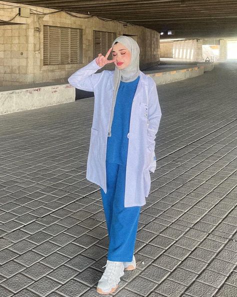 Hijab Doctor Outfit, Fashion Trend Pattern, Doctor Coat, Medical Scrubs Outfit, Doctor Outfit, Scrubs Outfit, Traditional Indian Dress, Muslim Fashion Hijab Outfits, Muslim Fashion Hijab