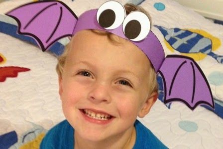 Bat Hat Craft Bats Craft, Bat Hat, Bat Craft, Bricolage Halloween, Theme Harry Potter, Halloween Preschool, Manualidades Halloween, Halloween Hats, Daycare Crafts