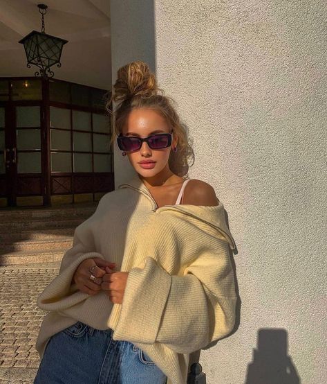 Messy Bun Outfit, Cream Sweater Outfit, Bun Outfit, Fall Fashion Sweaters, Seasonal Outfits, Jean Outfit, Jeans Outfit Fall, Hairstyles Updo, Sweater Outfit