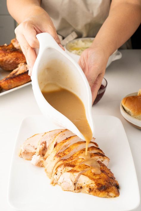 Tini Viral Turkey Recipe - TastyAZ Turkey Giblet Gravy, Roast Turkey Gravy, Best Turkey Gravy, Turkey Gravy Easy, Turkey Gravy From Drippings, Homemade Turkey Gravy, Gravy From Scratch, Turkey Gravy Recipe, Vegetarian Sausages