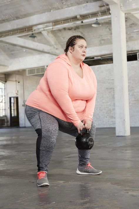 Plus size women believe in health and fitness. They workout, go to the gym, and eat healthy. There are quite a few body positive workout routines for plus size women to do. Checkout why shouldn't believe the hype that plus size women don't believe in healthy lifestyles. #fitness #health #plussizewomen #workoutroutines #bodypositive Summer Workout Outfits, Plus Size Fashionista, Plus Size Workout, Mode Chic, Plus Size Activewear, Sport Bh, Going To The Gym, How To Do Yoga, Trendy Plus Size