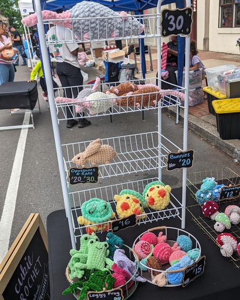 Another before and after from my last market. It's always funny to me how much stuff gets moved around during the market. Look at the leggy frogs for example - I think I only sold one or two but they've all been looked at and disturbed from how I had them nicely arranged lol Next market: Bristol Borough Sunday Stroll June 9th in Bristol, PA Patterns: - rat by me #nosewrat - opossum by me #nosewopossum - bunny by me #cubiecrochetbunny - snail by me #cubiecrochetsnail - frog hat duck by ac... Crochet Market Setup, Vendor Setup, Learn Crochet Beginner, Market Setup, Random Crochet, Leggy Frog, White Shelving, Learn Crochet, Crochet Beginner