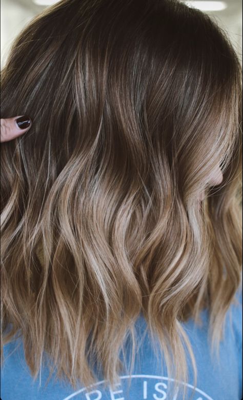 Mom Balayage Hair, Blonde Brown Baylage Hair, Baylage Brunette Blonde Short Hair, Blond Bayalage On Brown Hair Short, Mid Length Hair With Balayage, Half Baylage Brunette, Short Hair Bayalage Brunette To Blonde, Baylage Brunette Short, Shoulder Length Baylage Hair