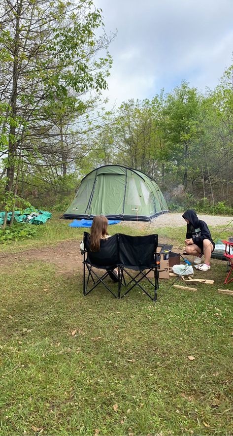 Camping Aesthetic Friends, Tent Camping Aesthetic, Cool Camping Gadgets, Camping Photos, Camping With Friends, Couples Camping, State Park Camping, Camping Photo, Camping Friends