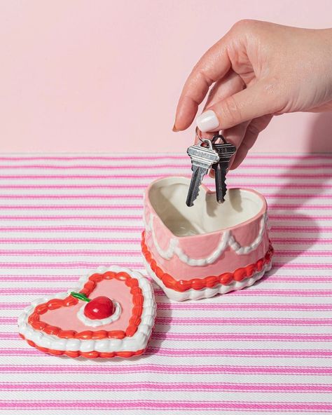 And a cherry on top ! 🍒 the perfect way to store all your little Knick knacks and trinkets in this vintage heart cake inspired box with lid ! Clay Business, Clay Box, Cake Storage, Ceramic Boxes, Heart Cake, Birthday Box, Ceramic Gifts, Note Box, Ceramic Kitchen