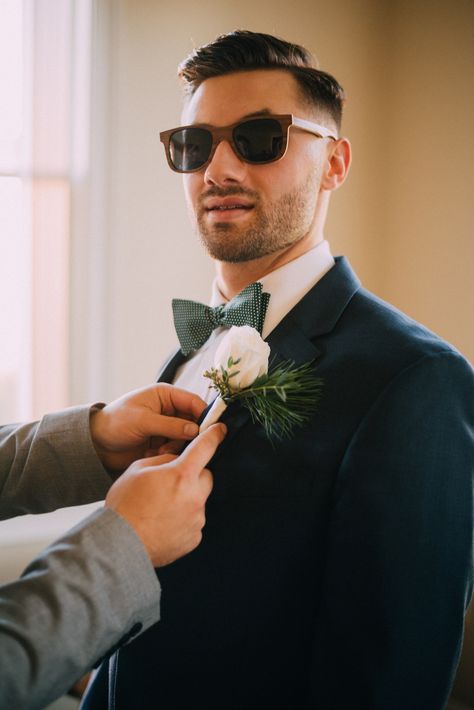 Navy Blue suit and Green bow tie Blue Suit Green Bow Tie, Navy Suit Emerald Tie, Black Suit Green Bow Tie, Navy Suit Green Tie, Navy Blue Tux, Navy Blue Groomsmen, Blue Tuxedo Wedding, Outfit Boda, Navy Blue Groom