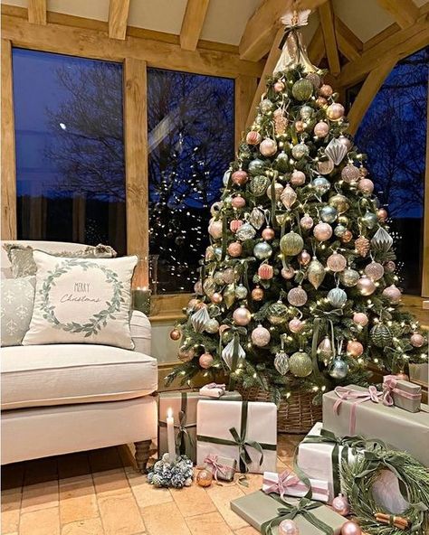 Green Christmas Tree With Pink Decor, Green And Pink Christmas Tree, Pink Green Christmas Tree, Christmas Tree Ideas 2022, Christmas Shooting, Corner Christmas Tree, Decor Natal, Christmas Tree Inspo, New Years Tree