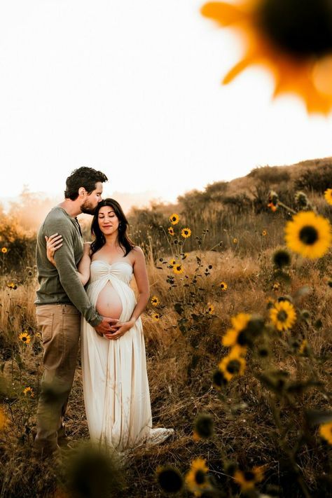 Mother Thought, Pregnancy Announcement Photoshoot, Having Twins, Maternity Photography Poses Outdoors, Baby Announcement Photoshoot, Outdoor Maternity Photos, Maternity Photography Poses Couple, Maternity Photo Outfits, Sunflower Photography