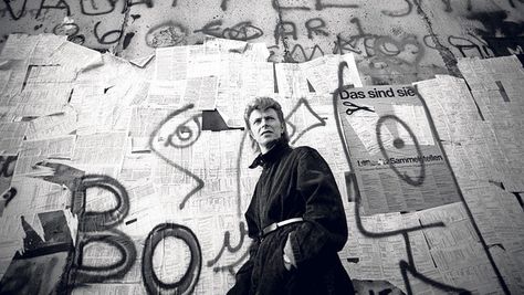 David Bowie at the Berlin Wall, 1987 David Bowie Berlin, Bowie Berlin, David Bowie Art, Best Guitar Players, Bowie Art, Space Oddity, Ziggy Stardust, Berlin Wall, Glam Rock