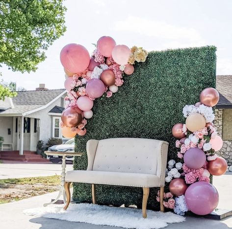 Flower Wall With Balloon Garland, Women Conference Ideas Decor, Flower Wall With Balloons, Mini Balloon Garland, Grass Wall Decor, Women Conference, Boxwood Backdrop, Grass Backdrops, Back Drops