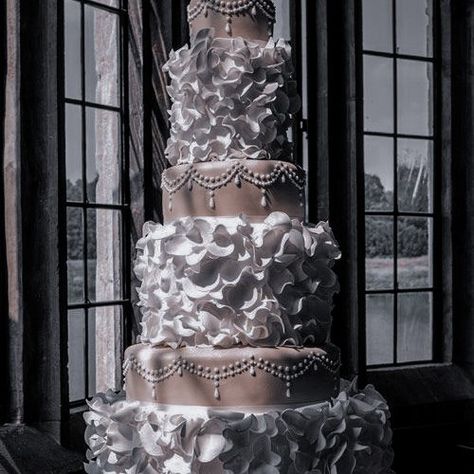 Gloomy Wedding, Dark Princess Aesthetic, Jazz Wedding, Dark Princess, Cake Aesthetic, Dream Wedding Cake, Couple Wedding Rings, Wedding Aesthetic, Princess Aesthetic