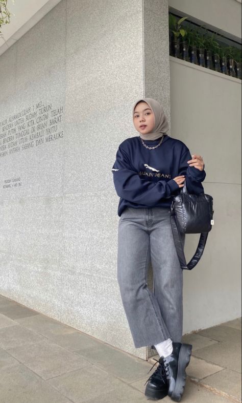 Outfit Gemuk, Ootd Gemuk, Ootd Airport, Blouse Hijab, Big Size Outfit, Celana Kargo, Ootd Korean Style, Street Hijab Fashion, Muslim Style