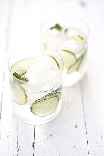 spring is on it's way - cucumber, lime and mint gin tonic via @Katie Hrubec Hrubec Hrubec Kime Munnar, Think Food, Gin Tonic, Refreshing Cocktails, Slushies, Gin And Tonic, Party Drinks, Refreshing Drinks, Cocktail Drinks