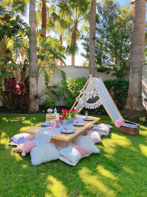 Picnic Themed Birthday Party Decorations, Teepee Birthday Party Decor, Birthday Backyard Decorations, Simple Birthday Picnic, Picnic Decorations Ideas Simple, Tepee Party, Tema Birthday, Teepee Picnic, Teepee Birthday Party