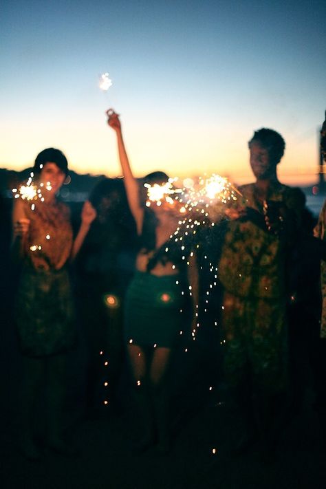 new years eve sparklers Wallpaper Macbook, Instagram Challenge, Wallpaper Tumblr, Hippie Festival, Jolie Photo, Wild And Free, Endless Summer, Summer Of Love, Summer Nights