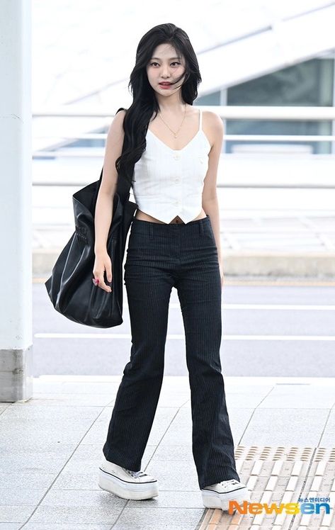 Cute Korean Outfits, Famous Outfits, Casual Day Outfits, Korean Girl Fashion, Easy Trendy Outfits, Kpop Fashion Outfits, Celebrity Outfits, Everyday Dresses, Airport Outfit